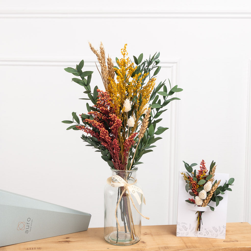 estuche de flores con eucalipto y jarrón