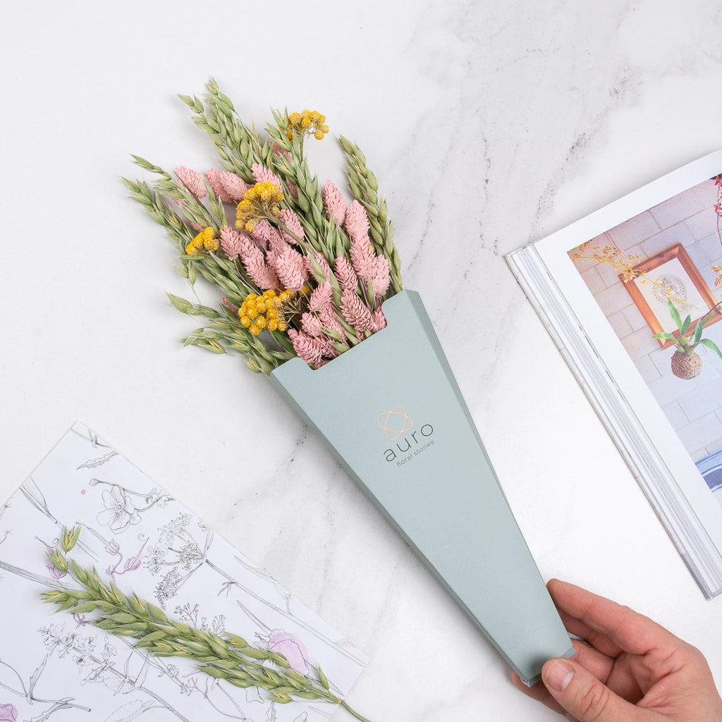 estuche de flores preservas con avena y flores rosas