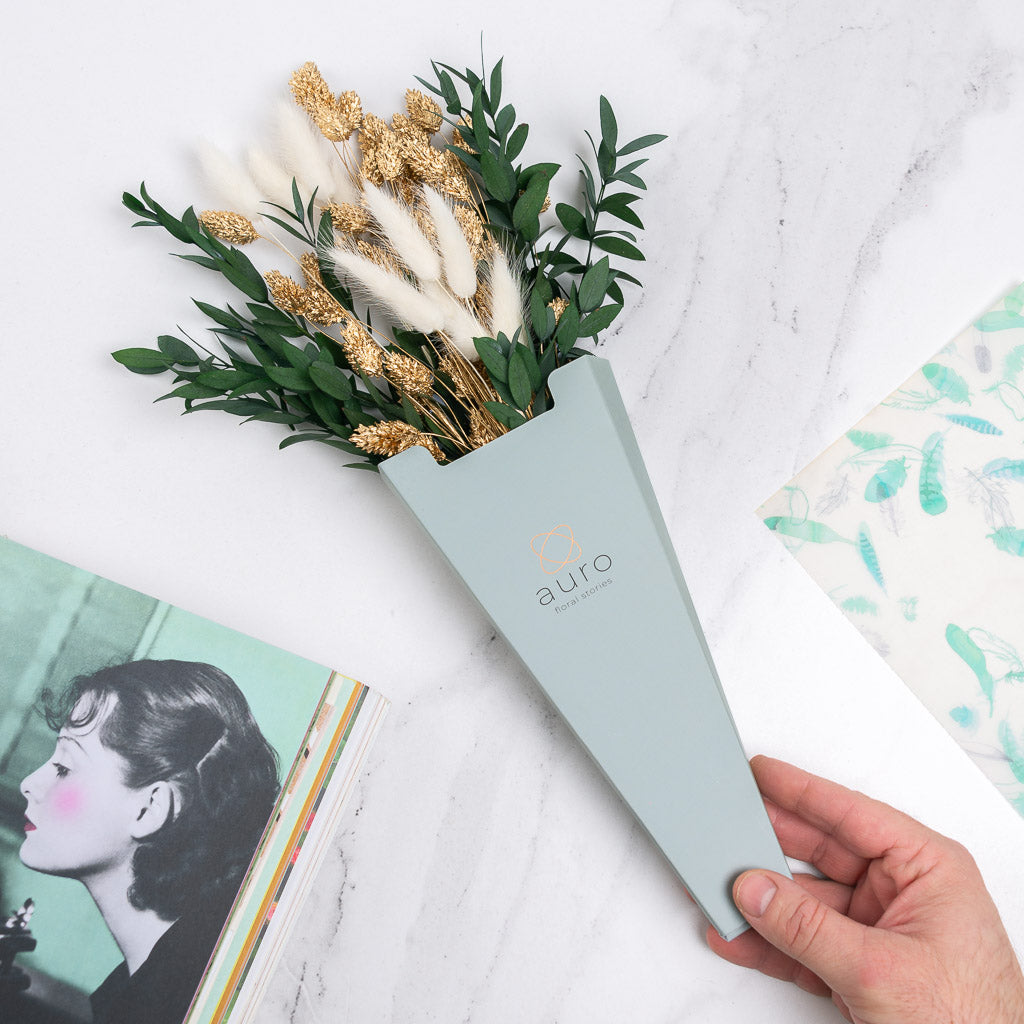 estuche de flores preservadas con eucaliptus y colas de conejo