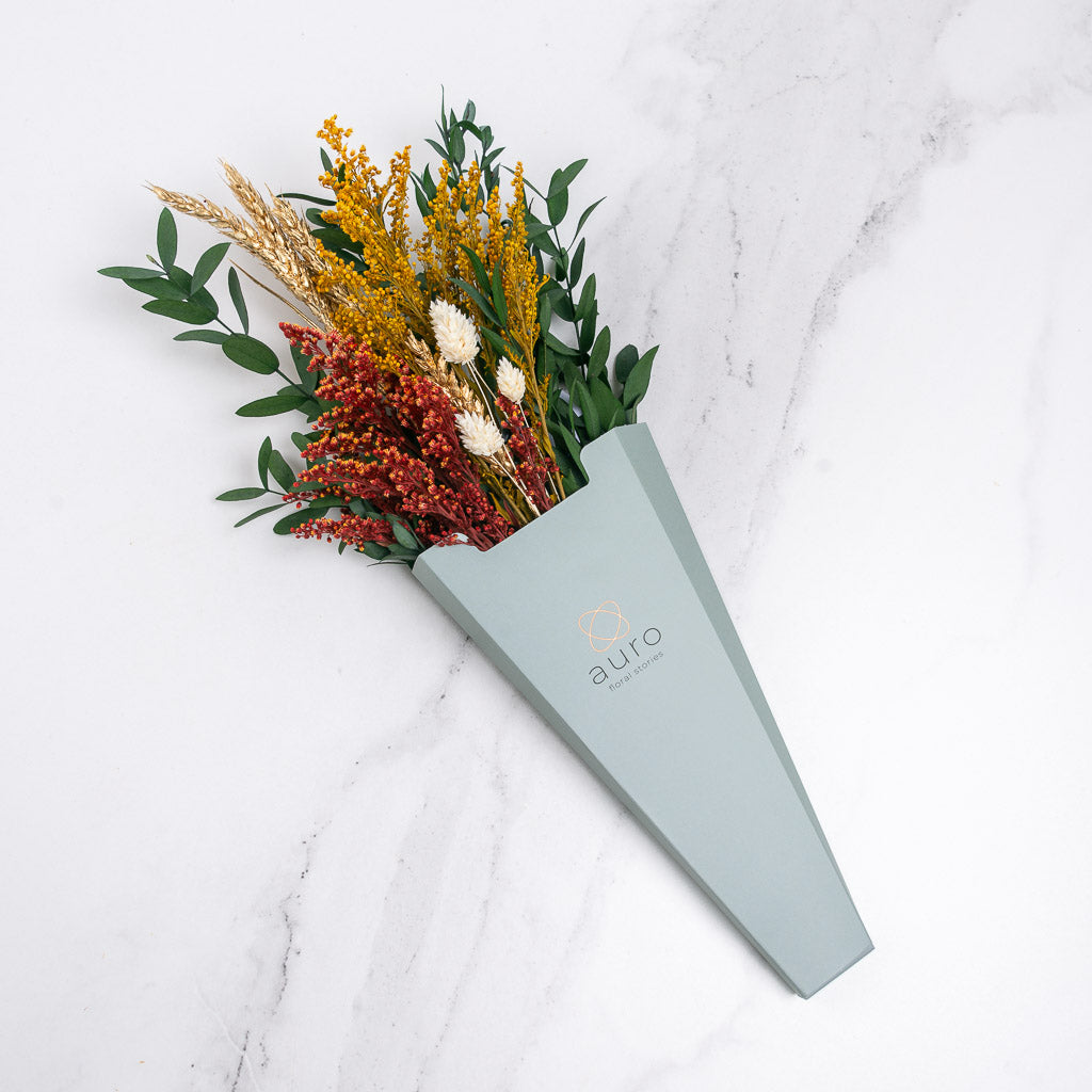 estuche floral con solidagos y eucaliptos