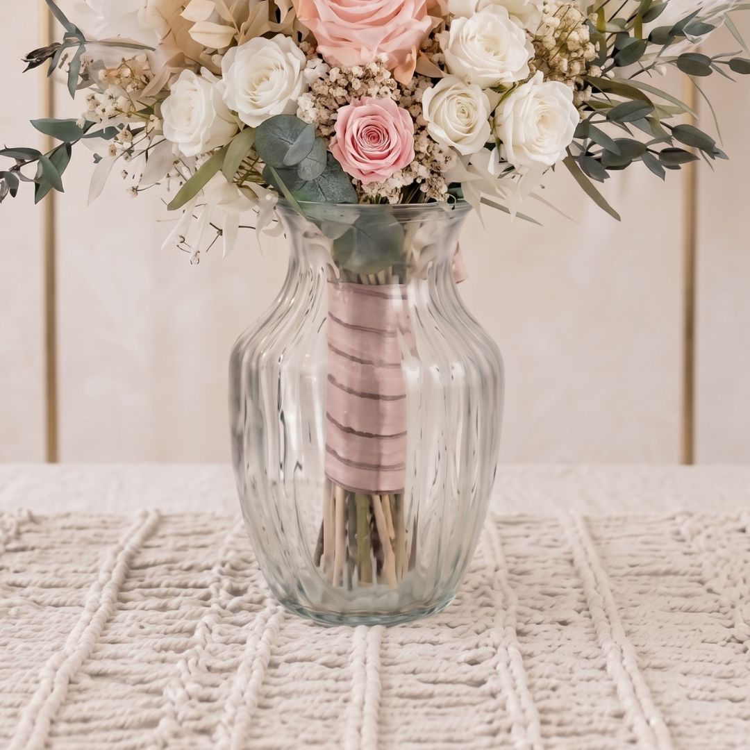 jarrón de cristal perfecto para guardar ramos de novias preservados