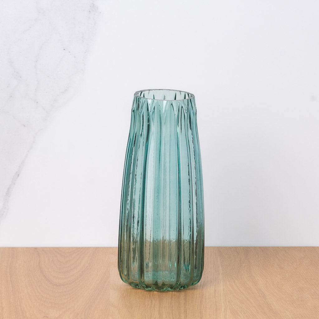 Jarrón de cristal en color verde salvia perfecto para tus flores preservadas