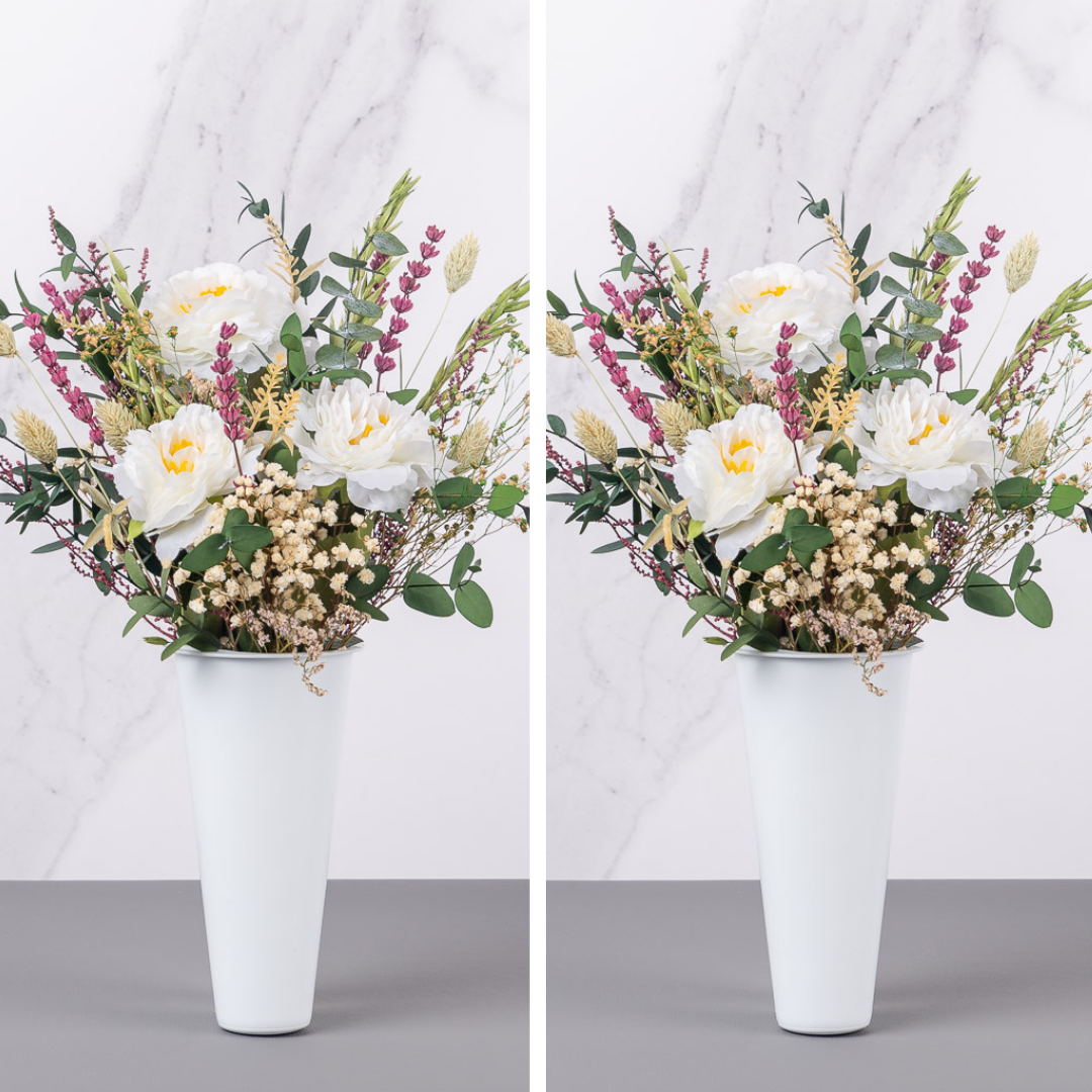bucaro de cementerio con arreglo de flores artificiales y naturales preservadas