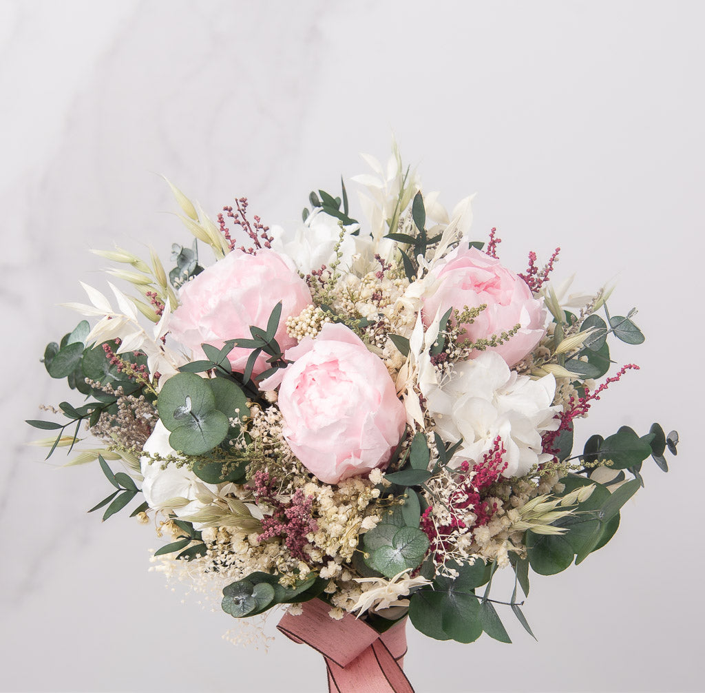 ramo de novia con peonia preservada y eucalipto