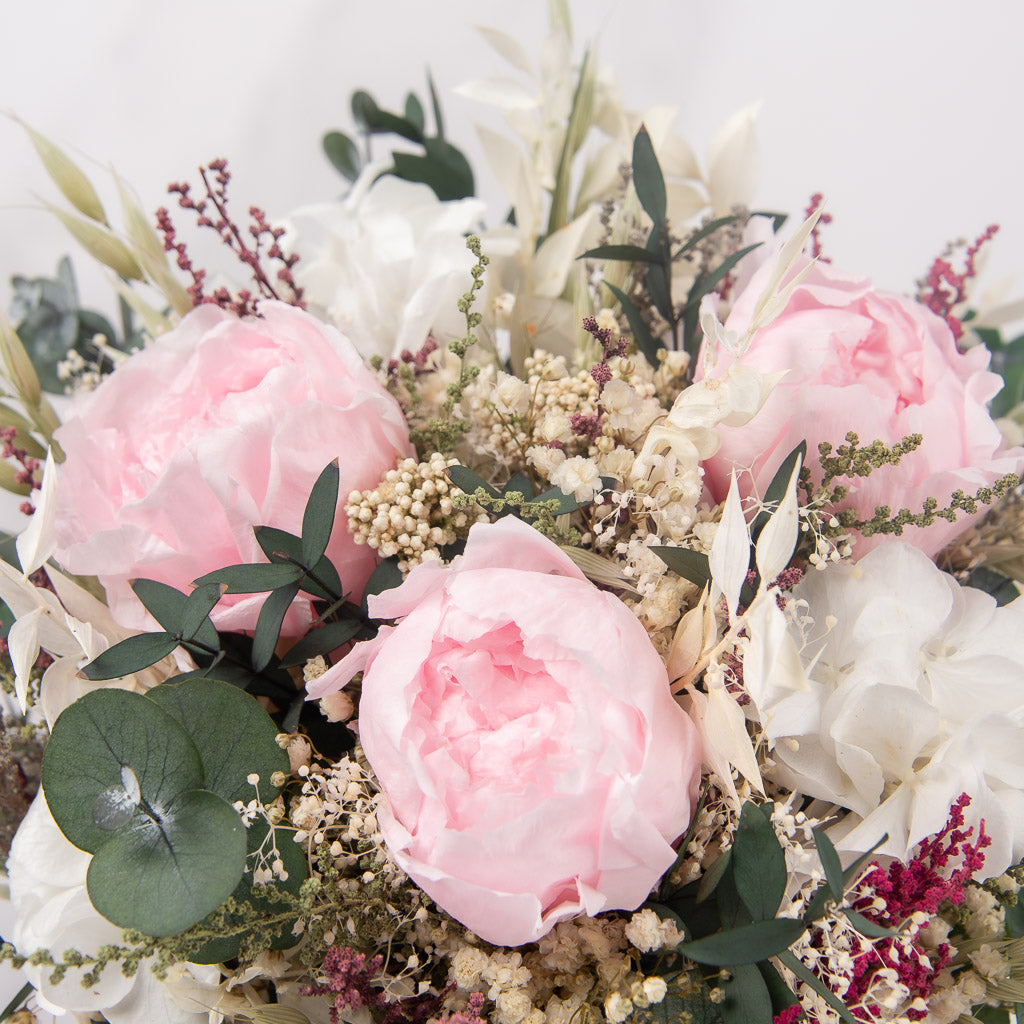 ramo de novia con peonia preservada y eucalipto