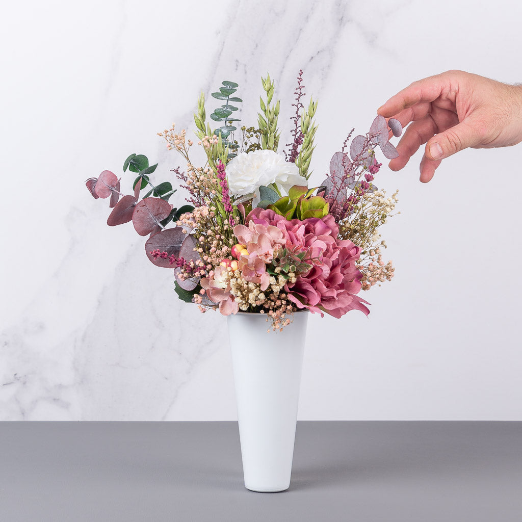 bucaro con arreglo de flores funerario con flores artificiales y preservadas. ideal para todos los santos.