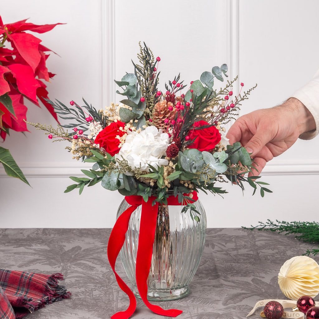 ramo de navidad de flores secas y preservadas. con hortensia, rosa, piñas y eucalipto