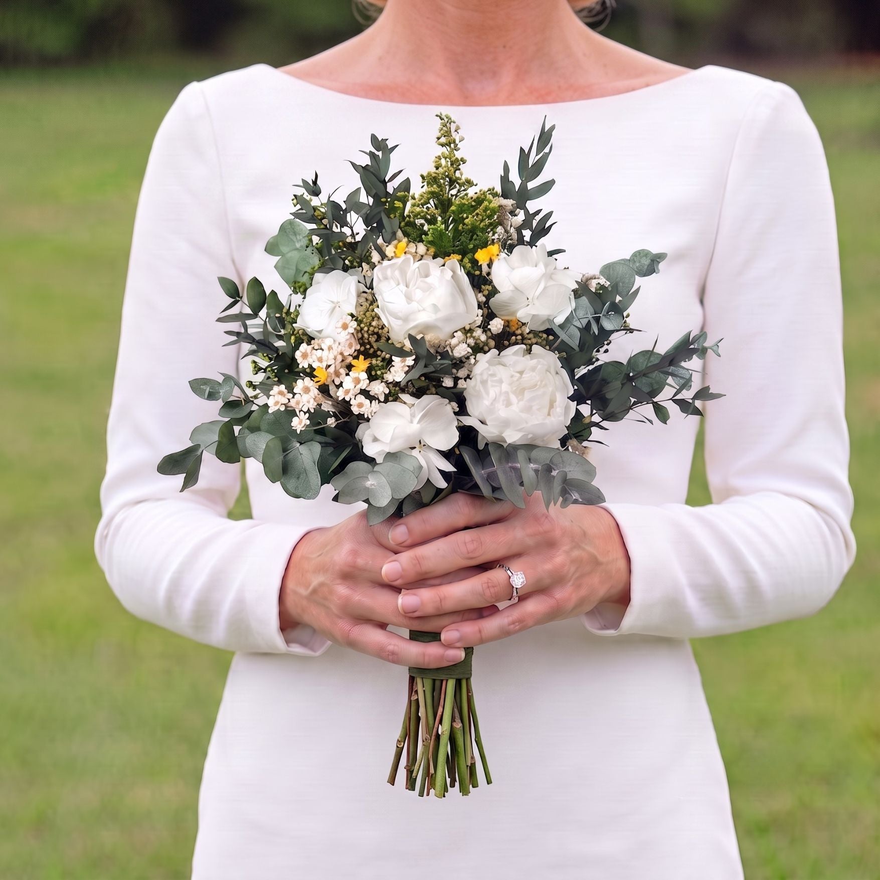 ramo de novia de flores preservadas con peonias blancas y flores silvestres