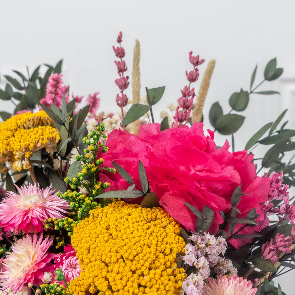 ramo ideal decoración o para novia con peonia y flores rosas preservadas