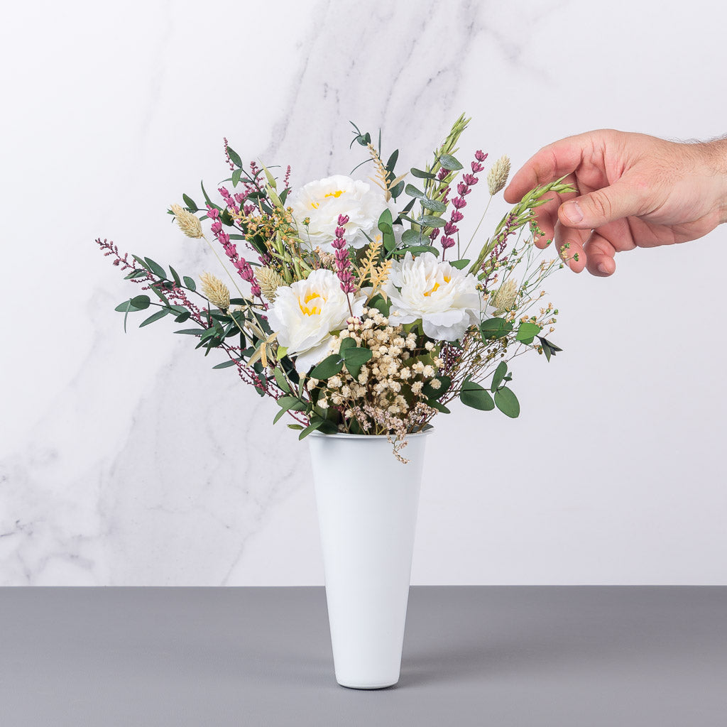 bucaro de cementerio con arreglo de flores artificiales y naturales preservadas