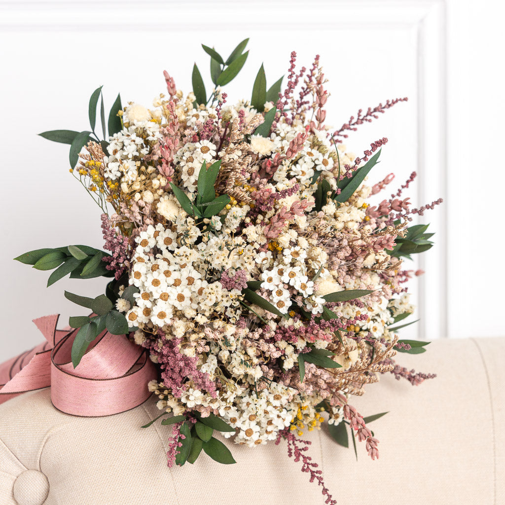 ramo silvestre de flores preservadas con margaritas, lavanda y eucaliptus