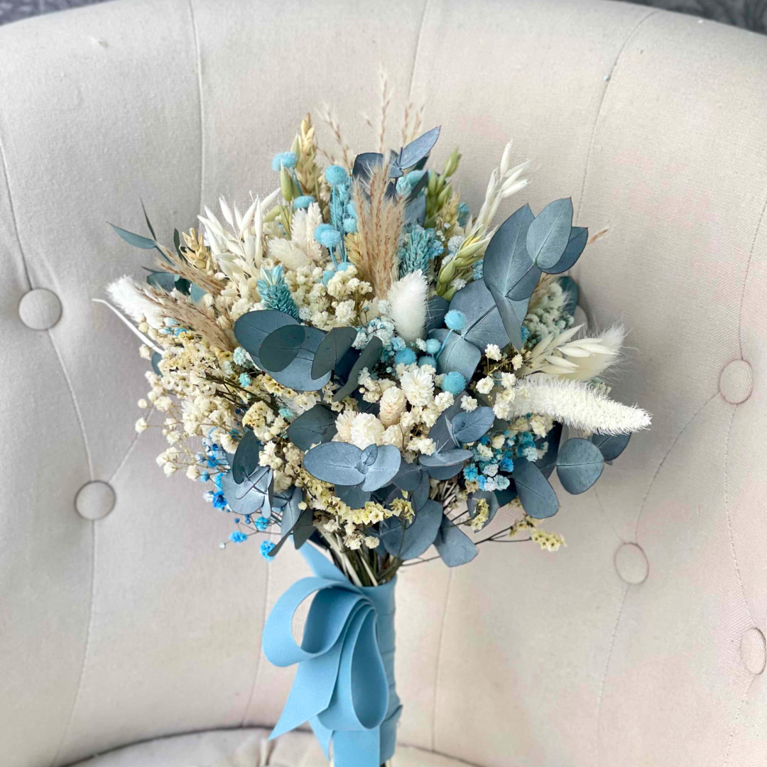 Ramo de novia de flores preservadas con eucalipto y flores blancas y azules
