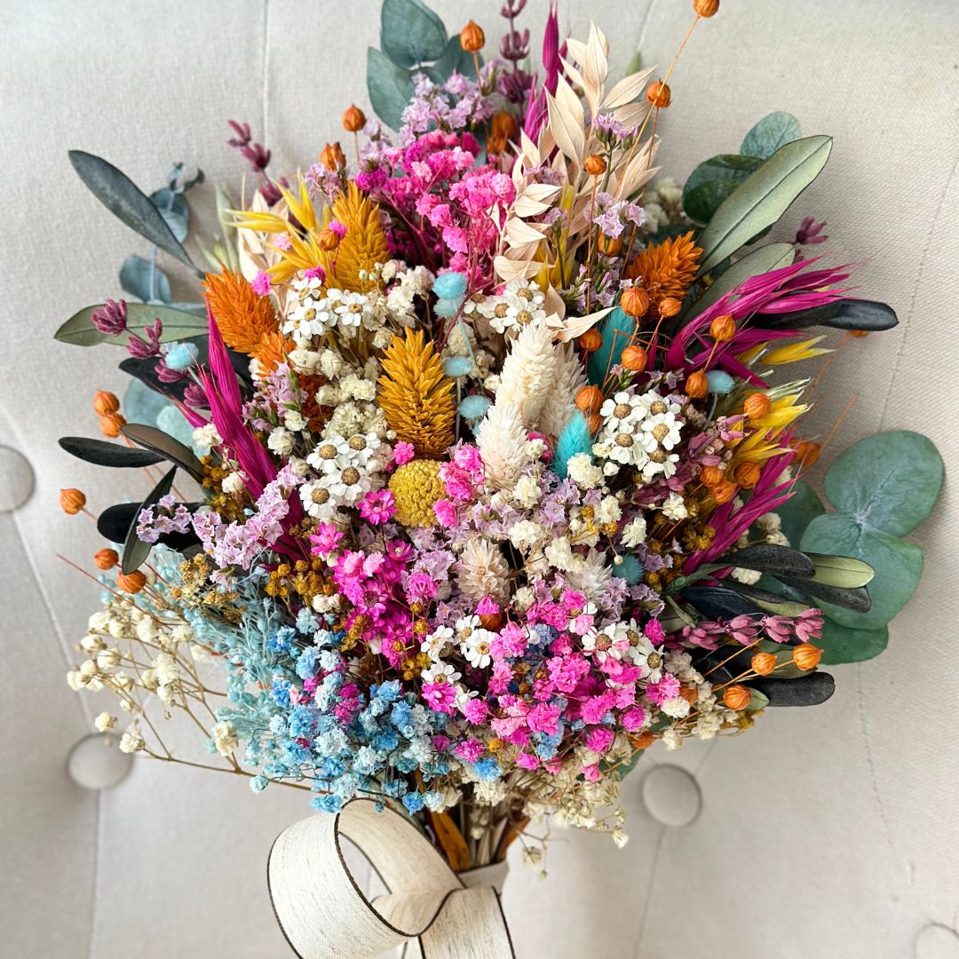 ramo de novia de flores preservadas de estilo silvestre y colorido