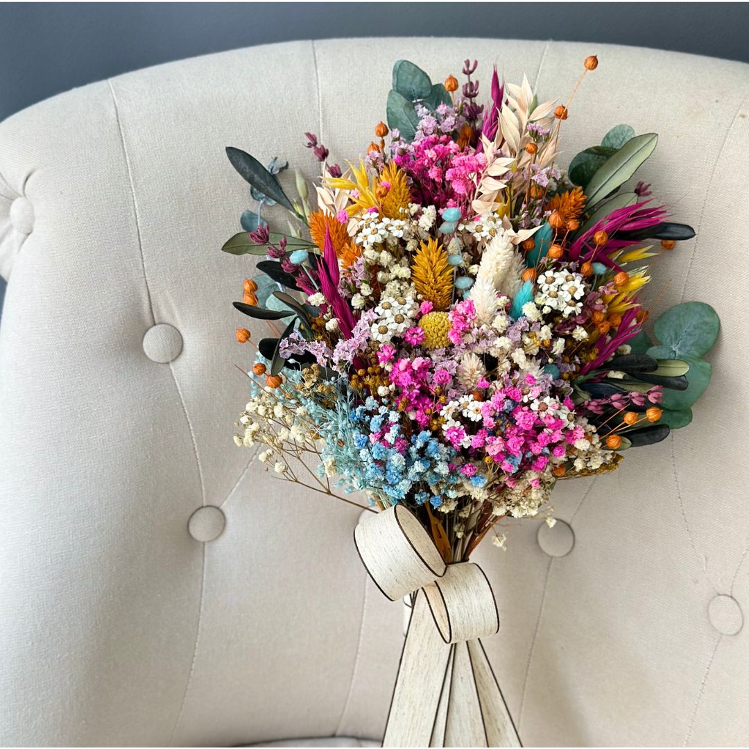 ramo de novia de flores preservadas de estilo silvestre y colorido