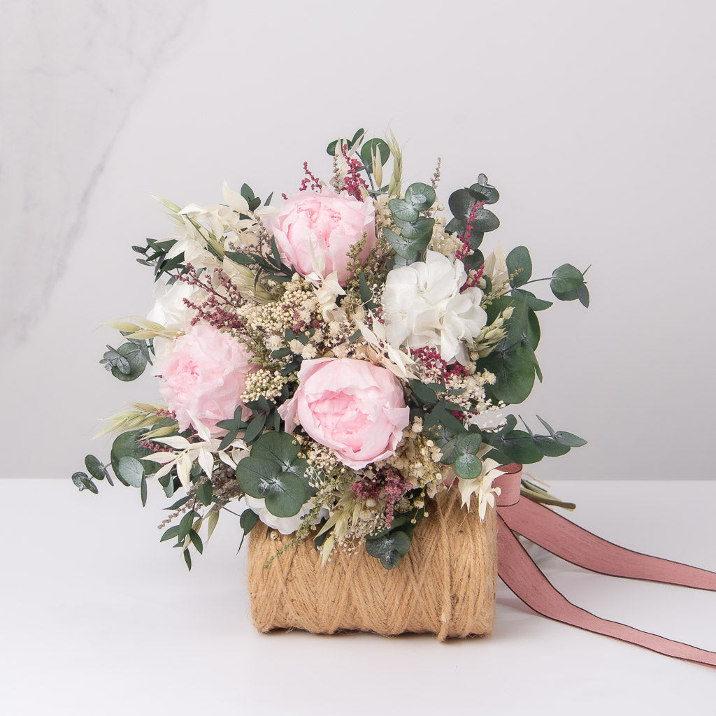 ramo de novia con peonia preservada y eucalipto