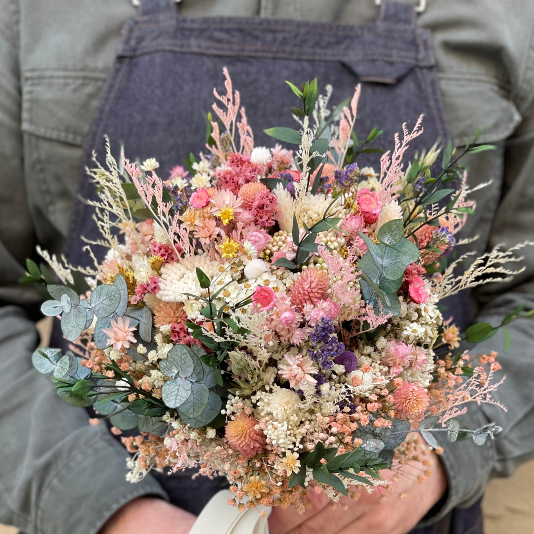 ramo preservado con flores rosas silvestres