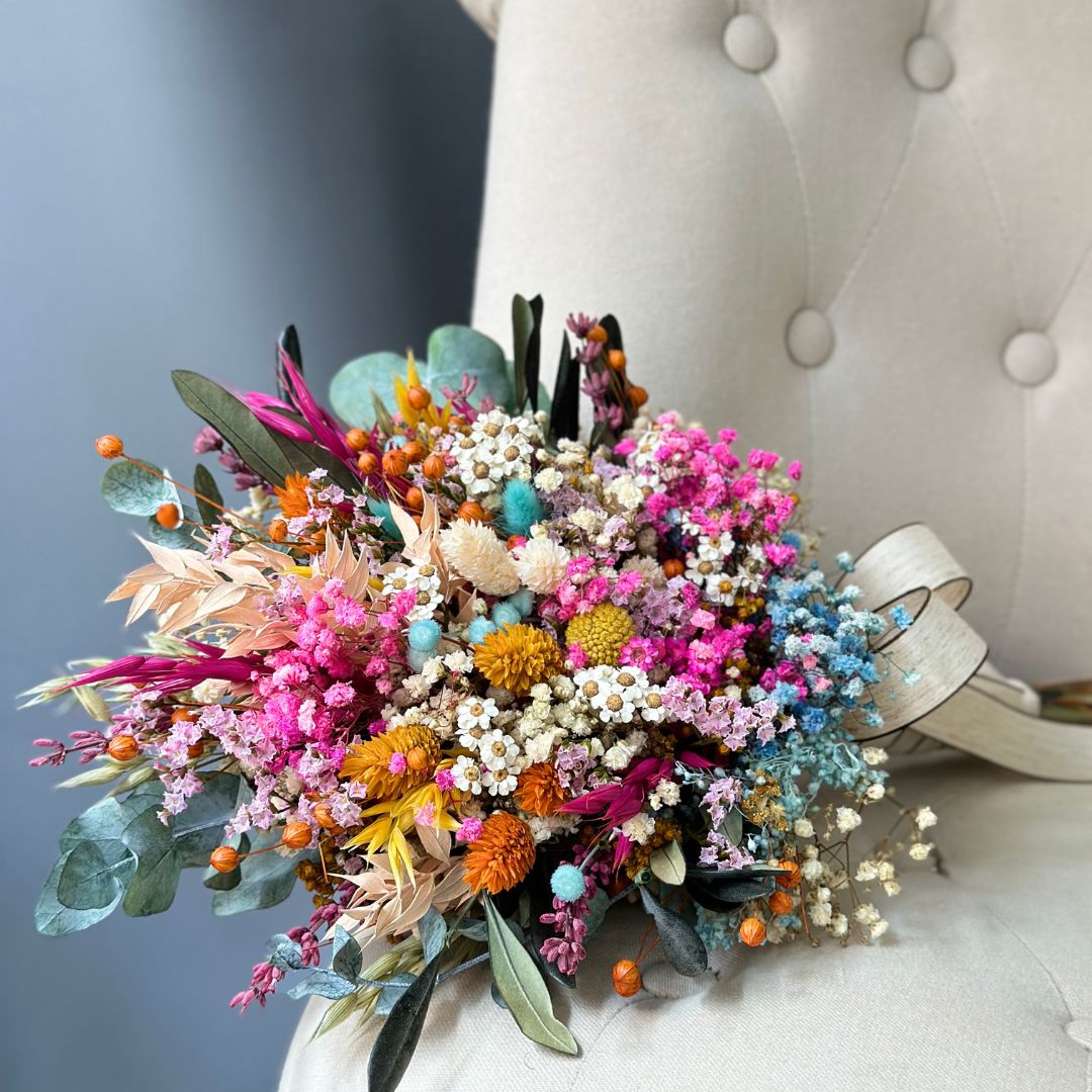 ramo de novia de flores preservadas de estilo silvestre y colorido