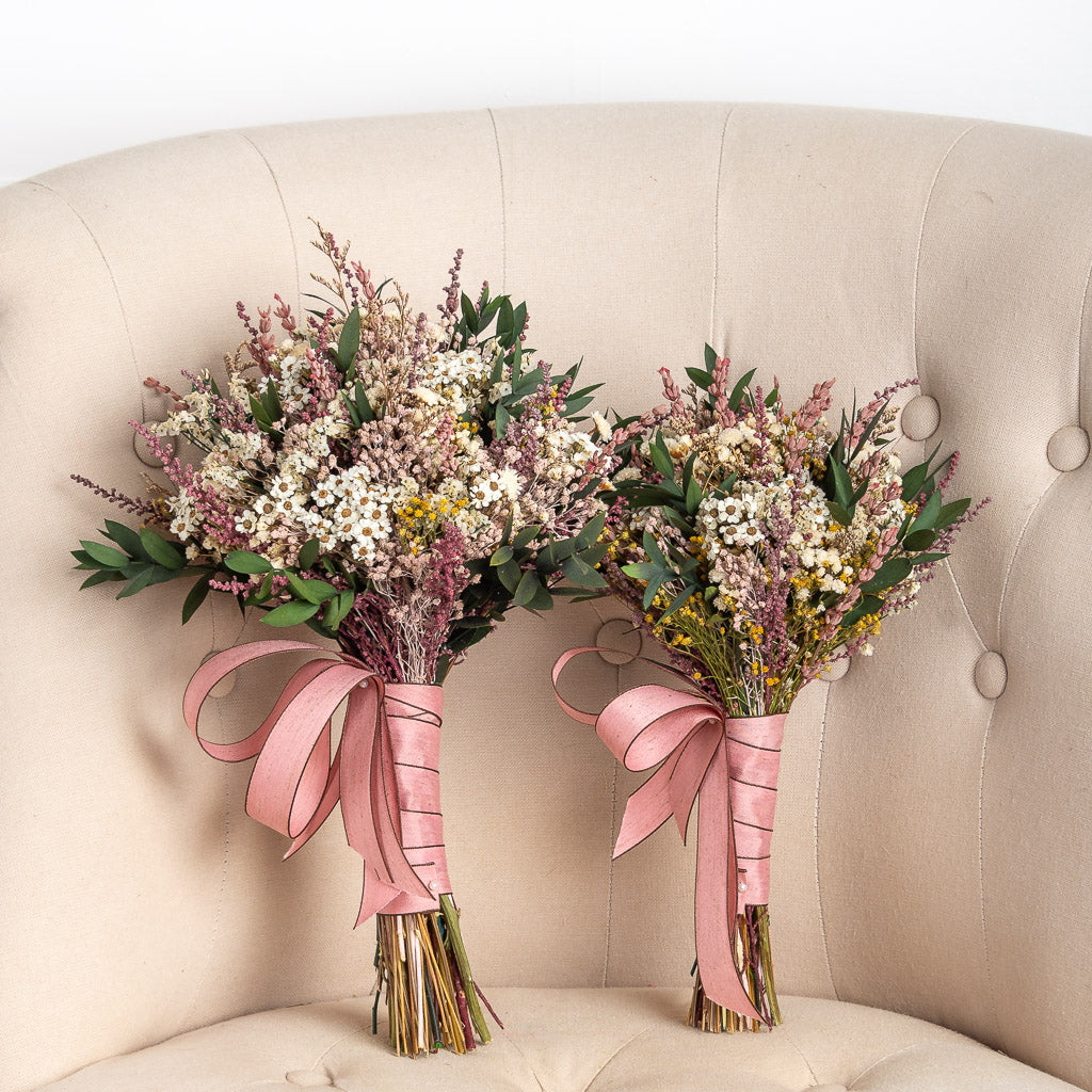 ramo y réplica de ramo silvestre coquette de flores preservadas