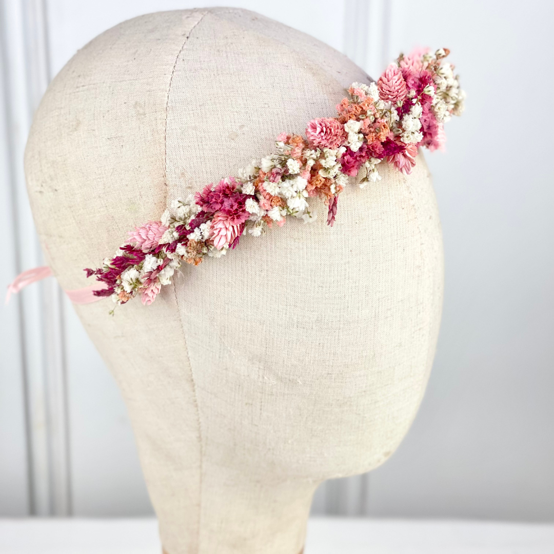 semicorona a juego de flores preservadas