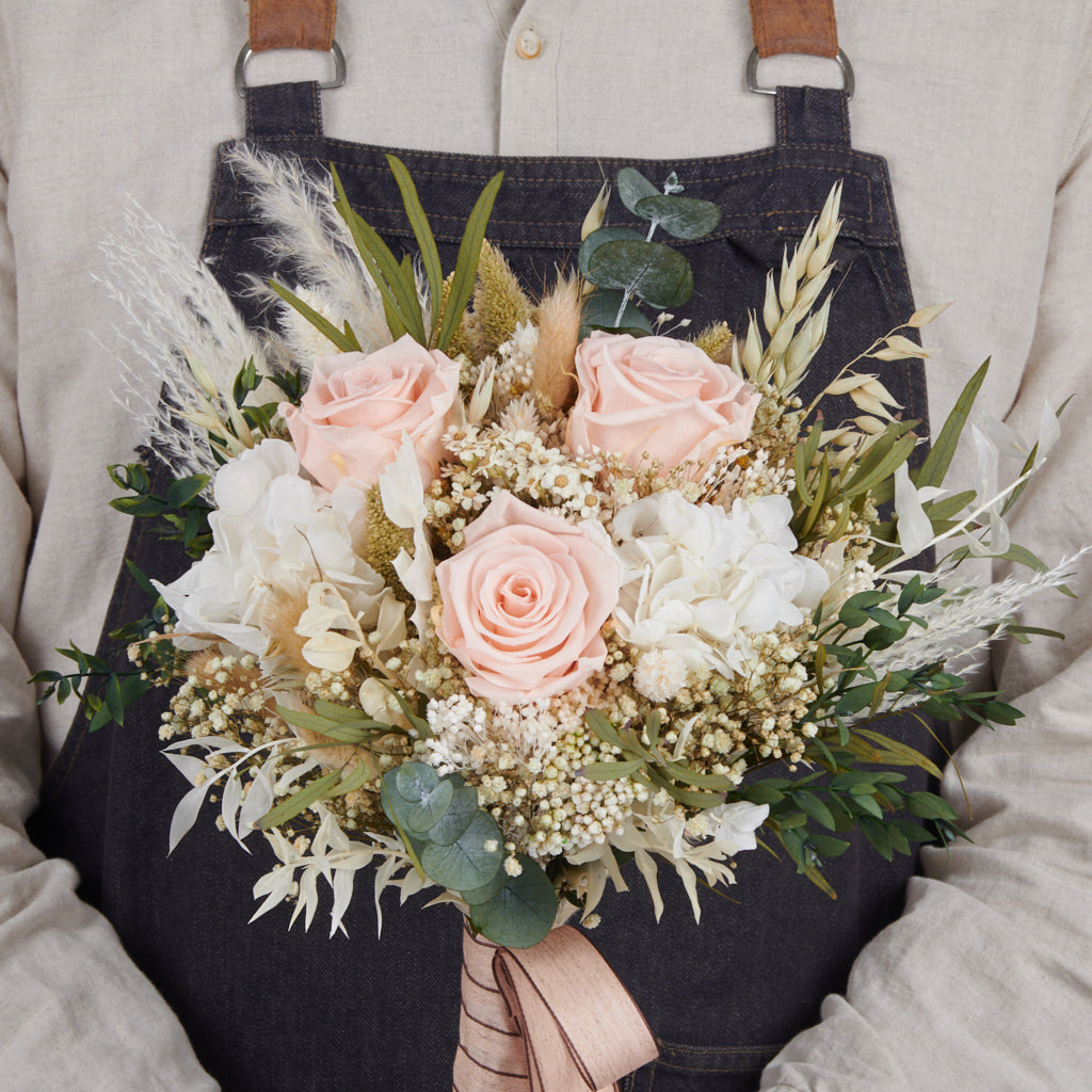 ramo de novia preservada con rosa nude y eucaliptus