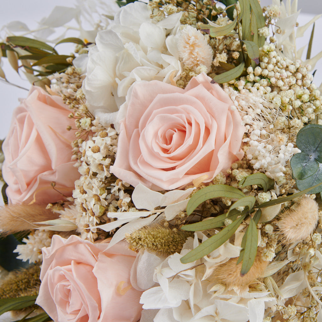 rosa eterna en tonos nude con eucaliptus y flores preservadas
