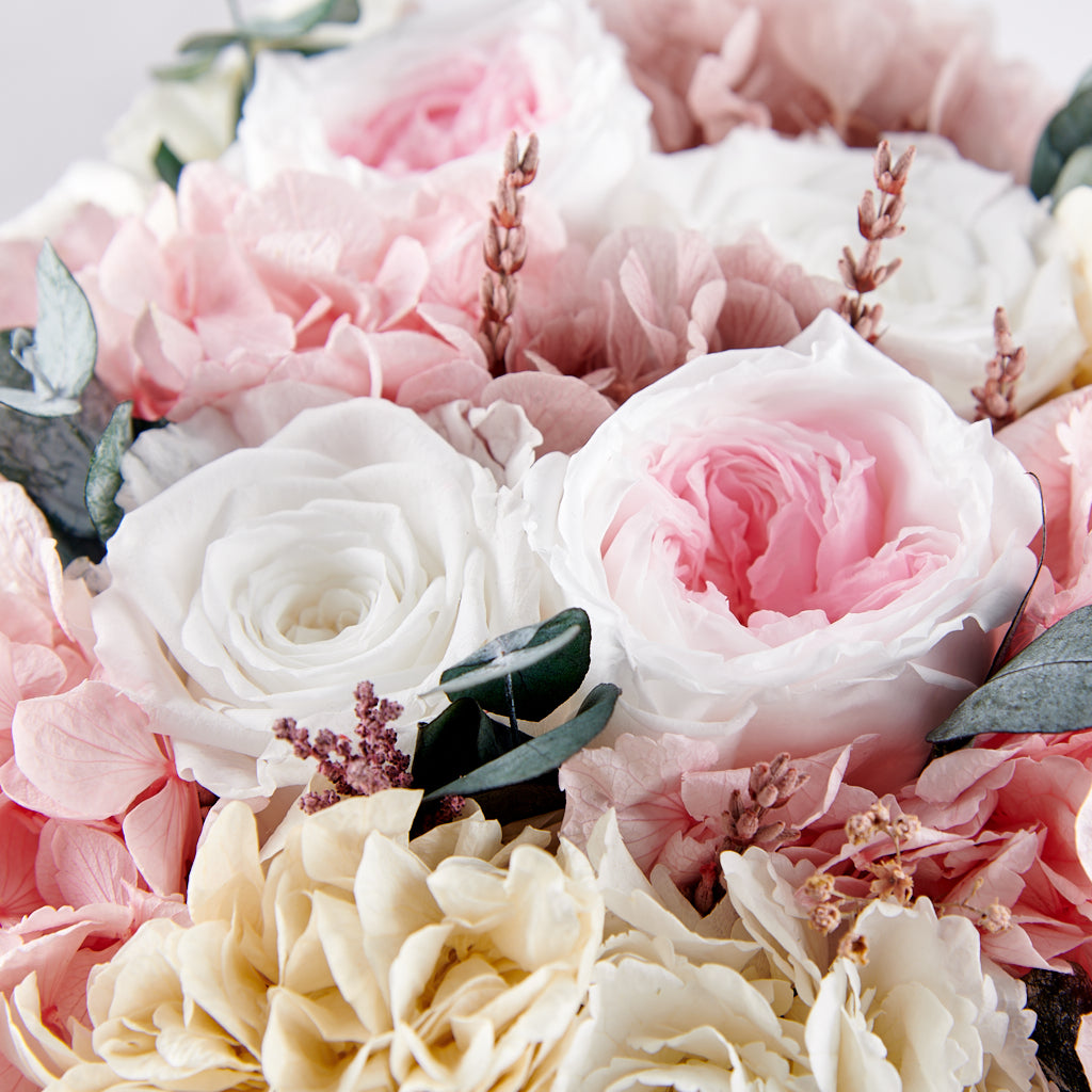 Bouquet Aniston de novia con rosas y hortensias preservadas. Detalle