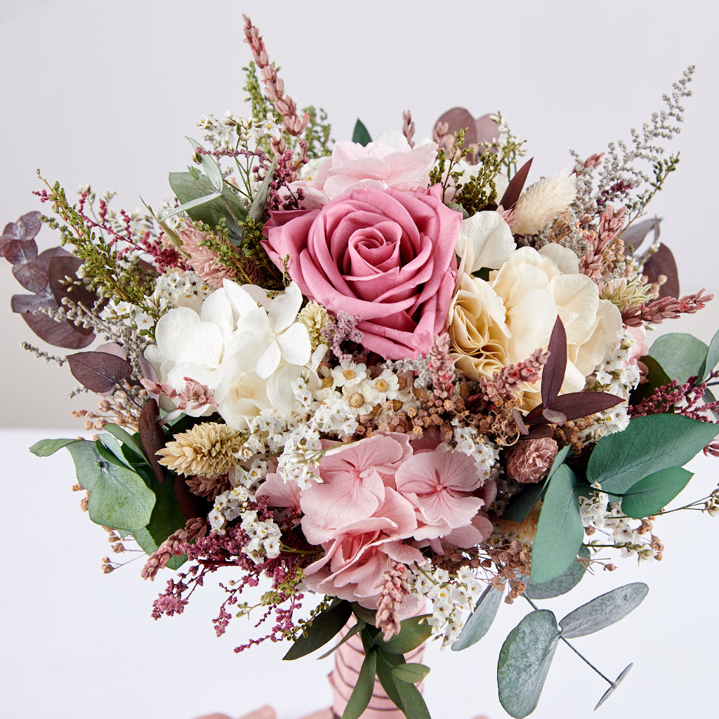 Bouquet Celine, ramo de flores preservadas con rosa empolvada y hortensias