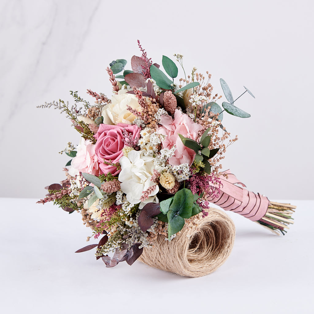 Bouquet Celine, ramo de flores preservadas con rosa empolvada y hortensias