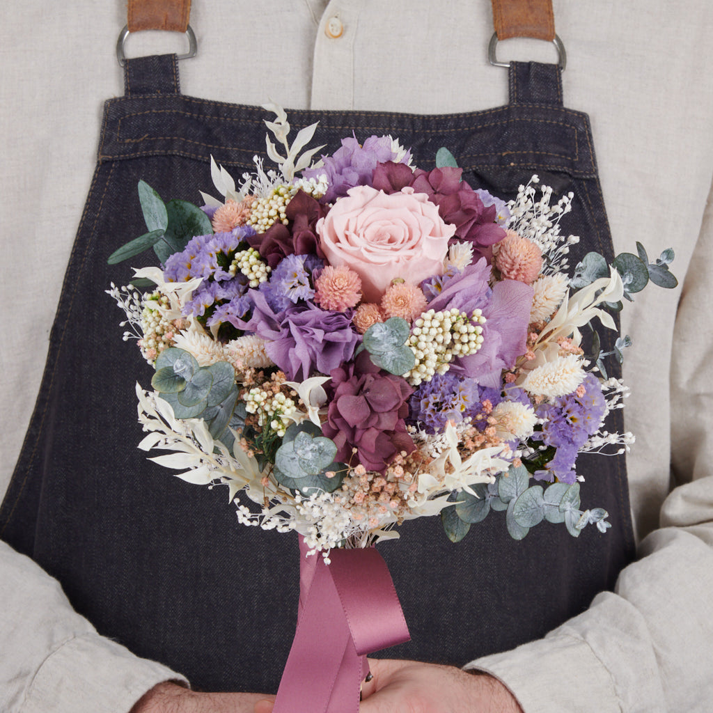 ramo de novia preservado con rosa nude eterna y hortensias en tonos molvas y lilas