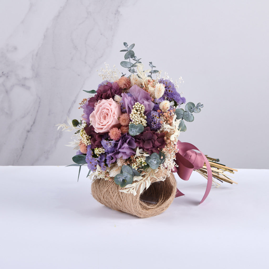 ramo de novia con rosa nude preservado con hortensia lila y eucaliptus preservado