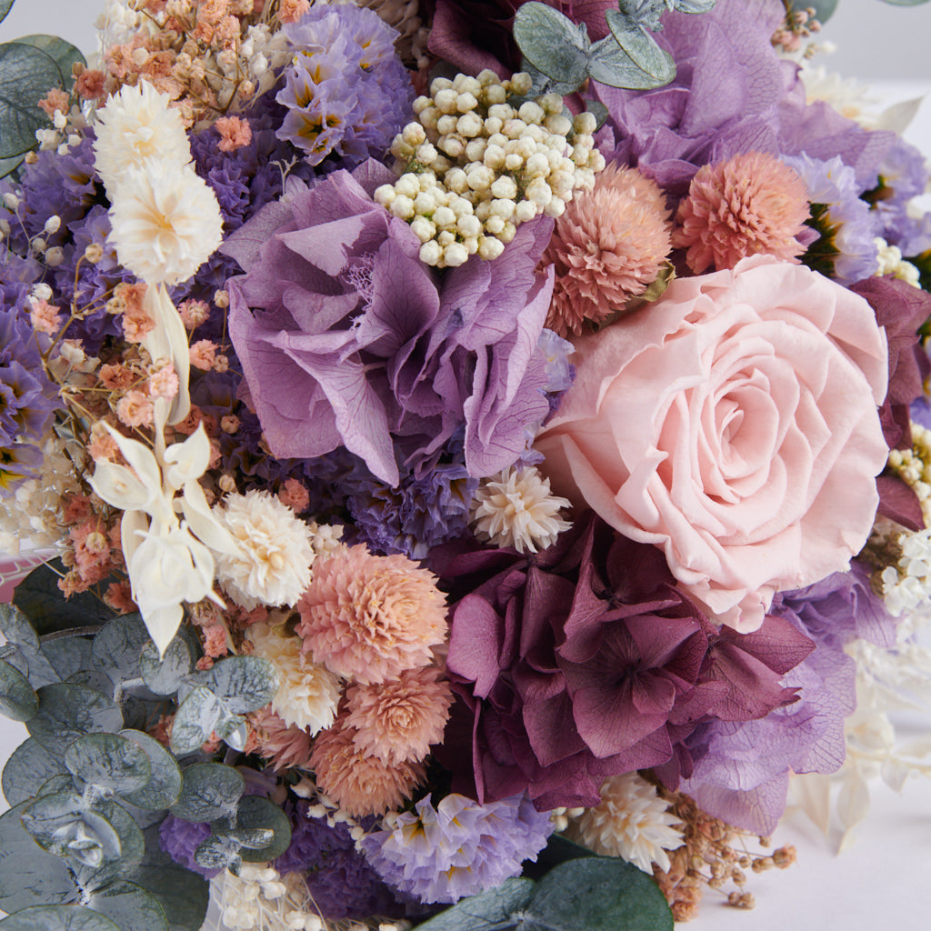 rosa eterna en tono nude con hortensias preservadas en tonos lilas y malvas