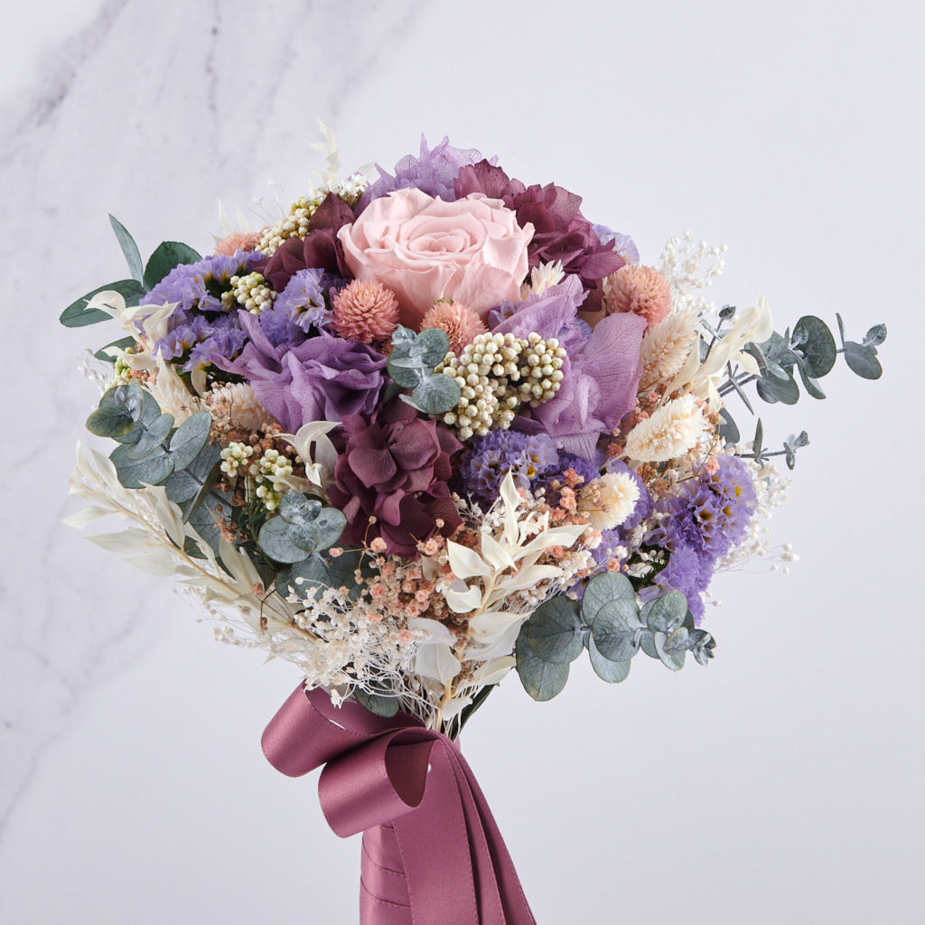 ramo de rosas eternas con hortensias preservadas y eucaliptus