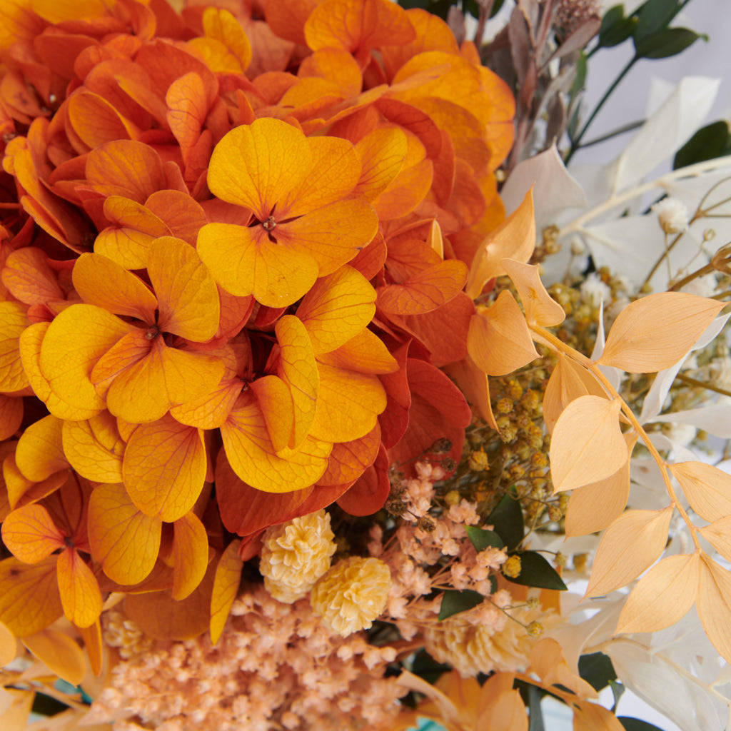 detalle de hortensia preservada, ruscus y phalaris