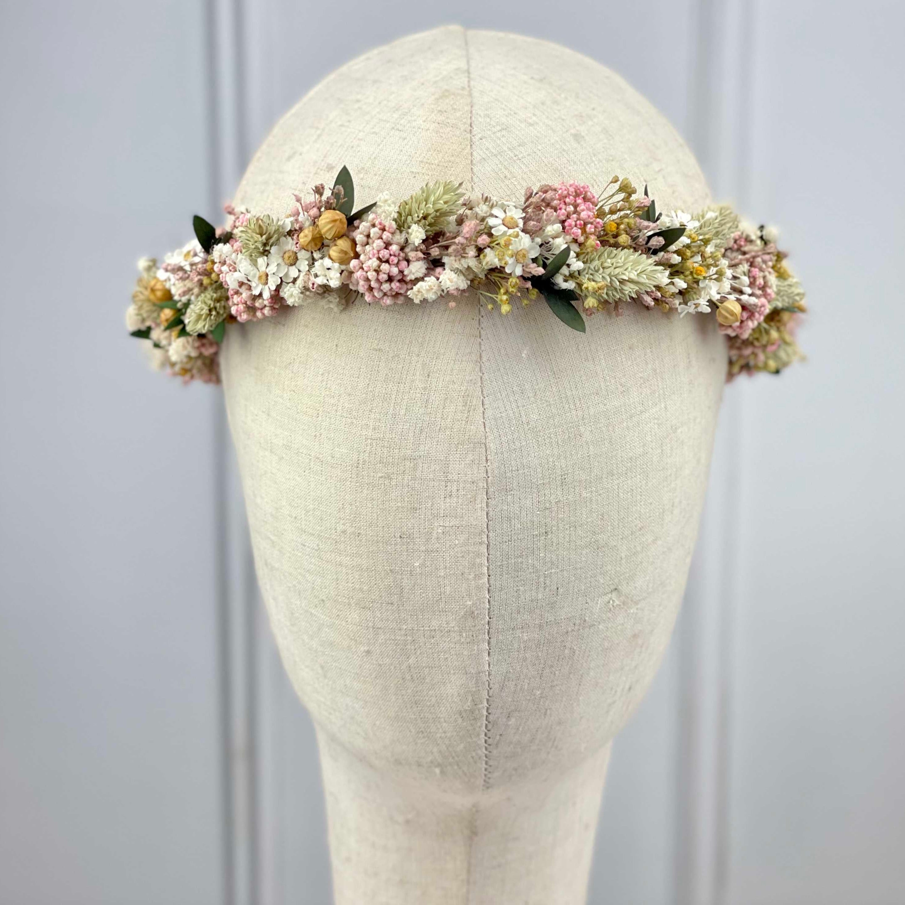Corona de flores preservadas a juego