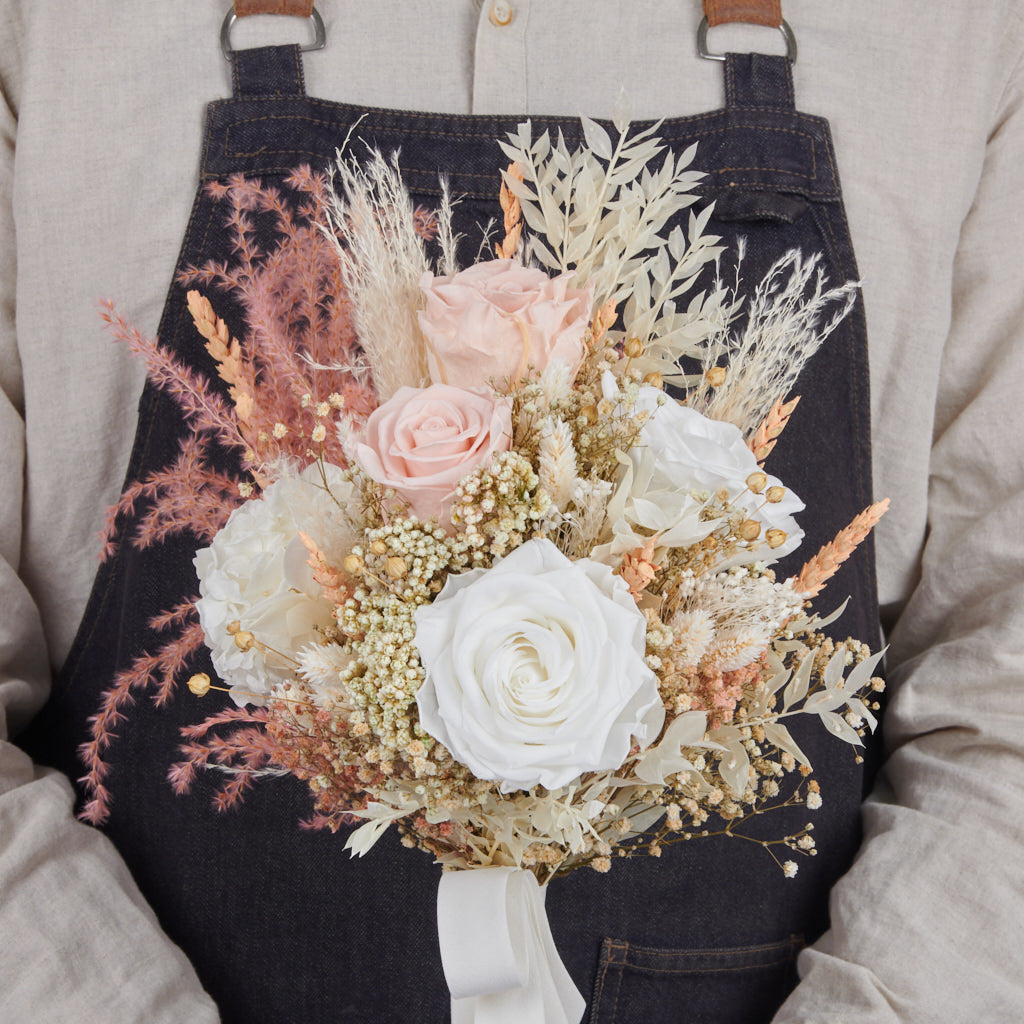ramno de novia con rosas blancas y nude preservadas