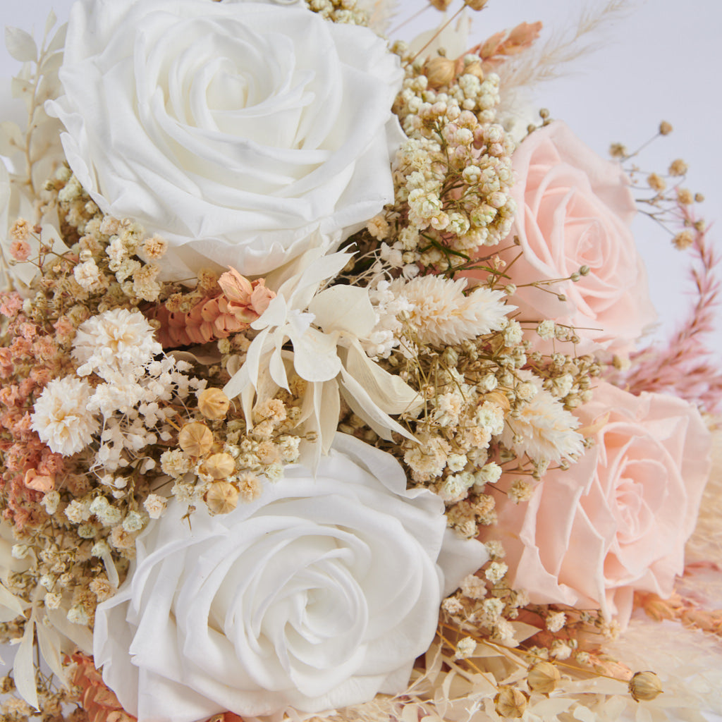 detalle de rosas blancas preservadas con rosas eternas