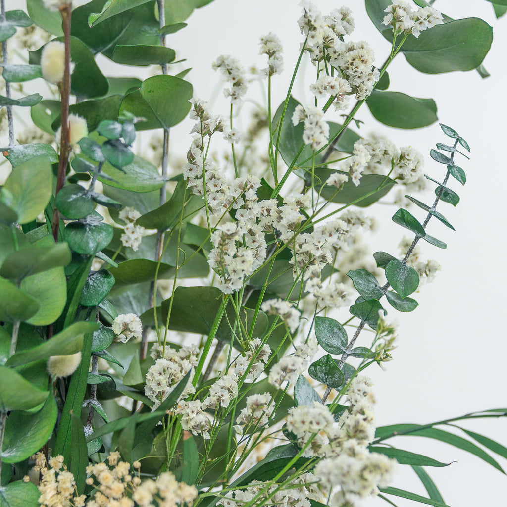 detalle de ramo de flores preservadas con eucalipto