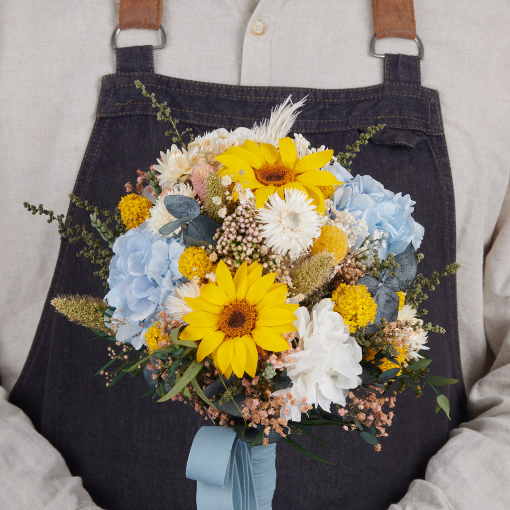 ramo de novia con girasoles preservados y hortensias