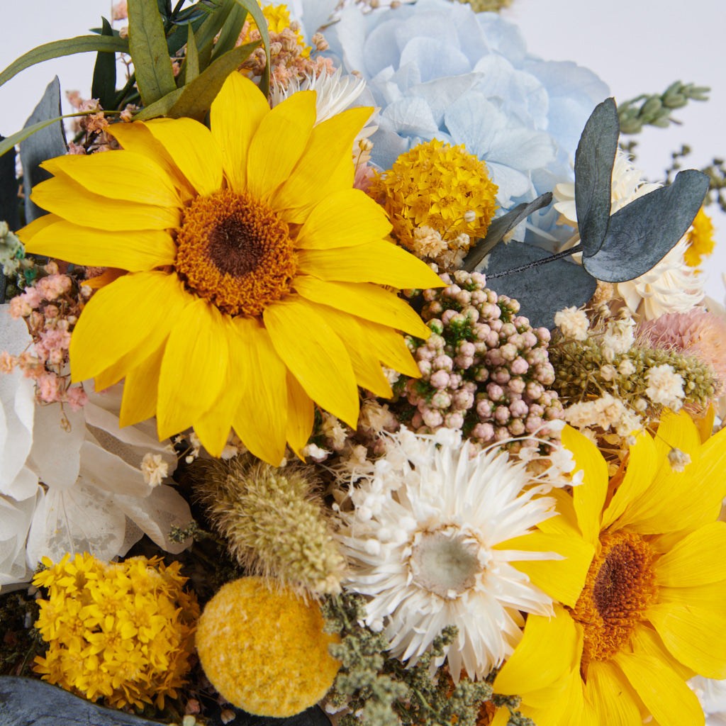 detalle de girasoles preservados con hortensia