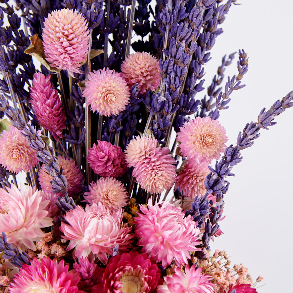 manojito de lavanda y flores rosas preservadas