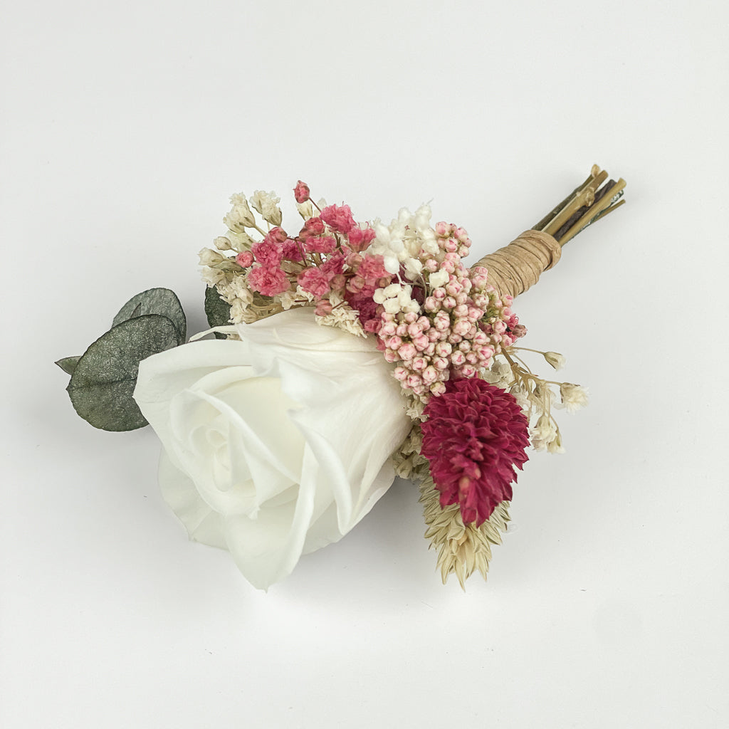 prendido con rosa blanca preservadas con fúcsia