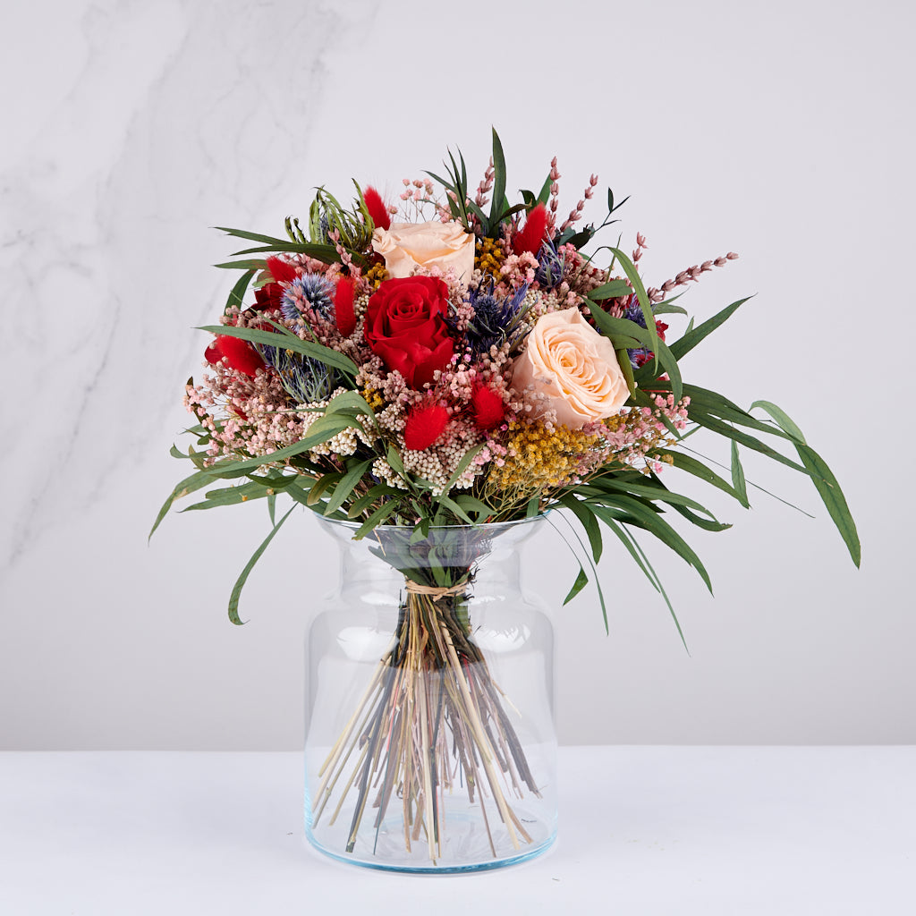 Ramo de rosas preservadas Poeme Rose en jarrón Gallery