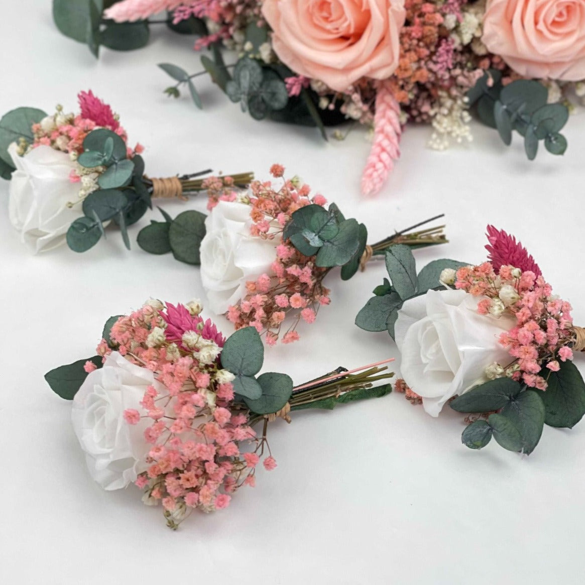 Prendidos con mini rosa blanca