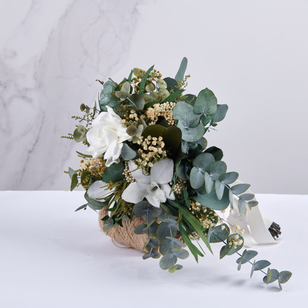 ramo en cascada con orquídea y gardenia preservada