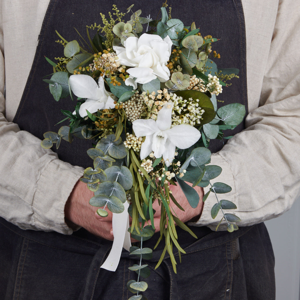 ramo en cascada con gardenia blanca y orquídeas