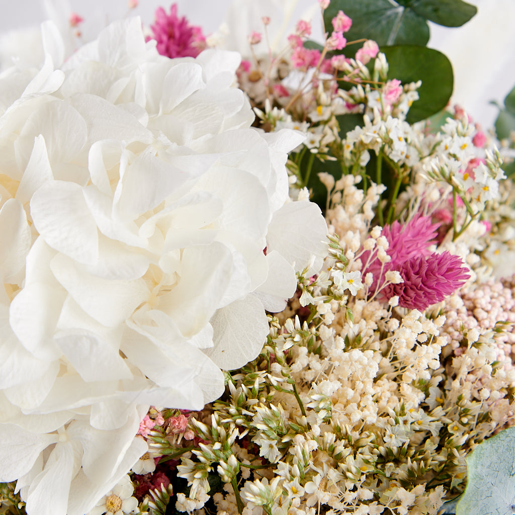 Le Moulin en tonos blancos, detalle de la hortensia