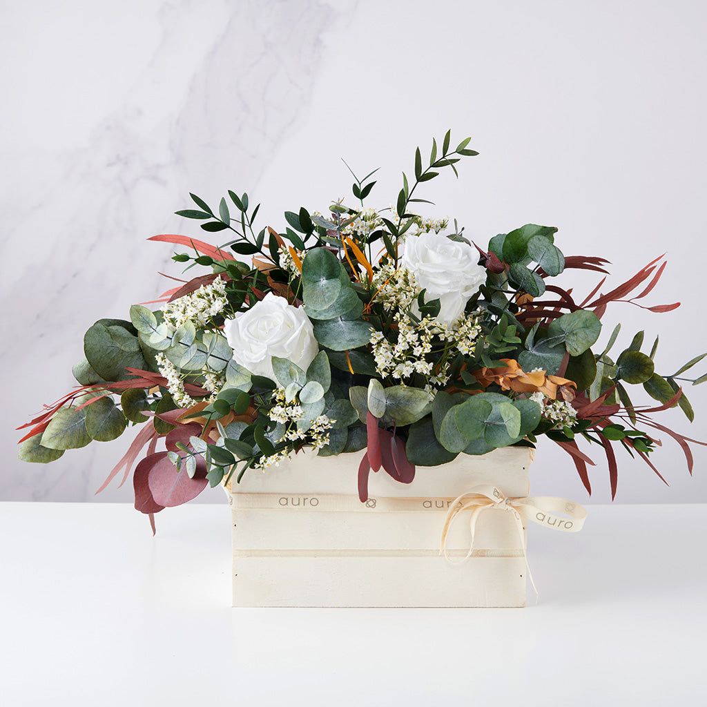 centro de eucaliptus y rosas preservadas en caja de madera