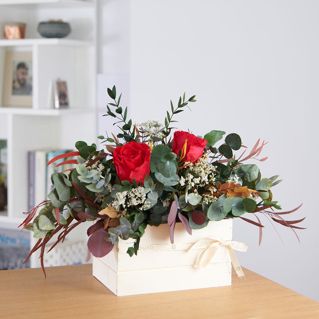 caja de madera con flores preservadas