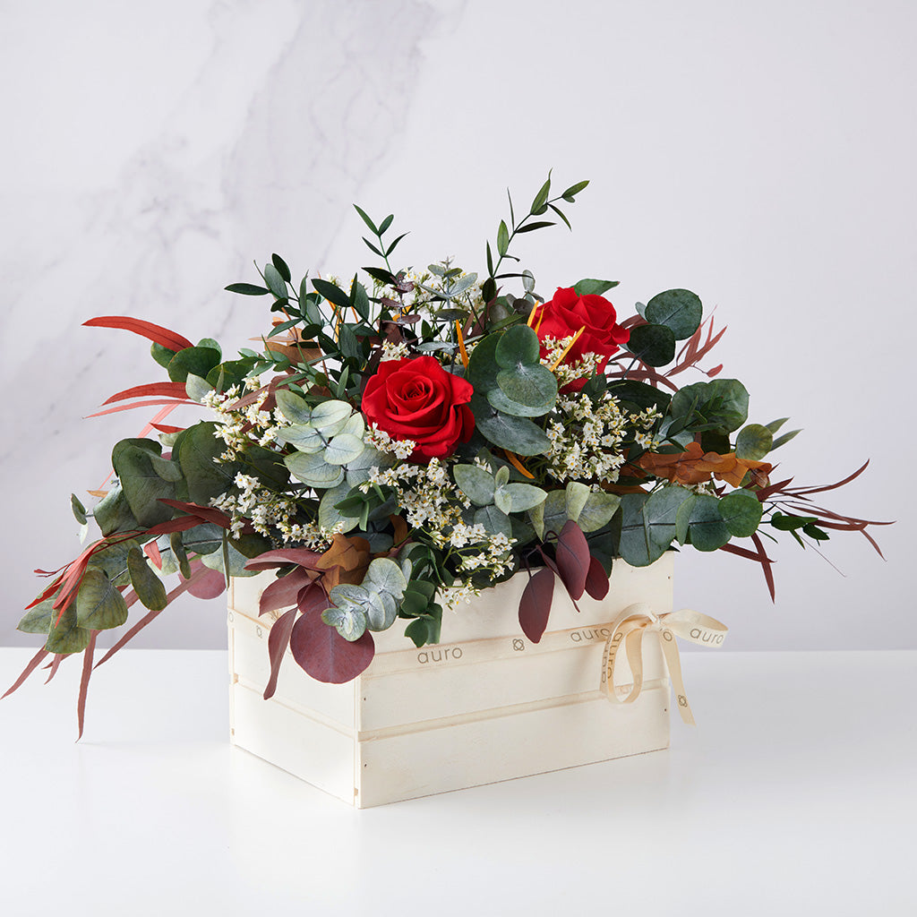 centro de eucaliptus y rosas rojas preservadas auro floral