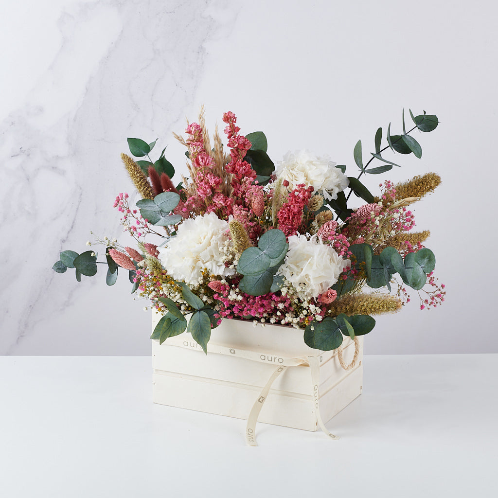 centro de hortensias reservadas, glores silvestres y eucaliptus